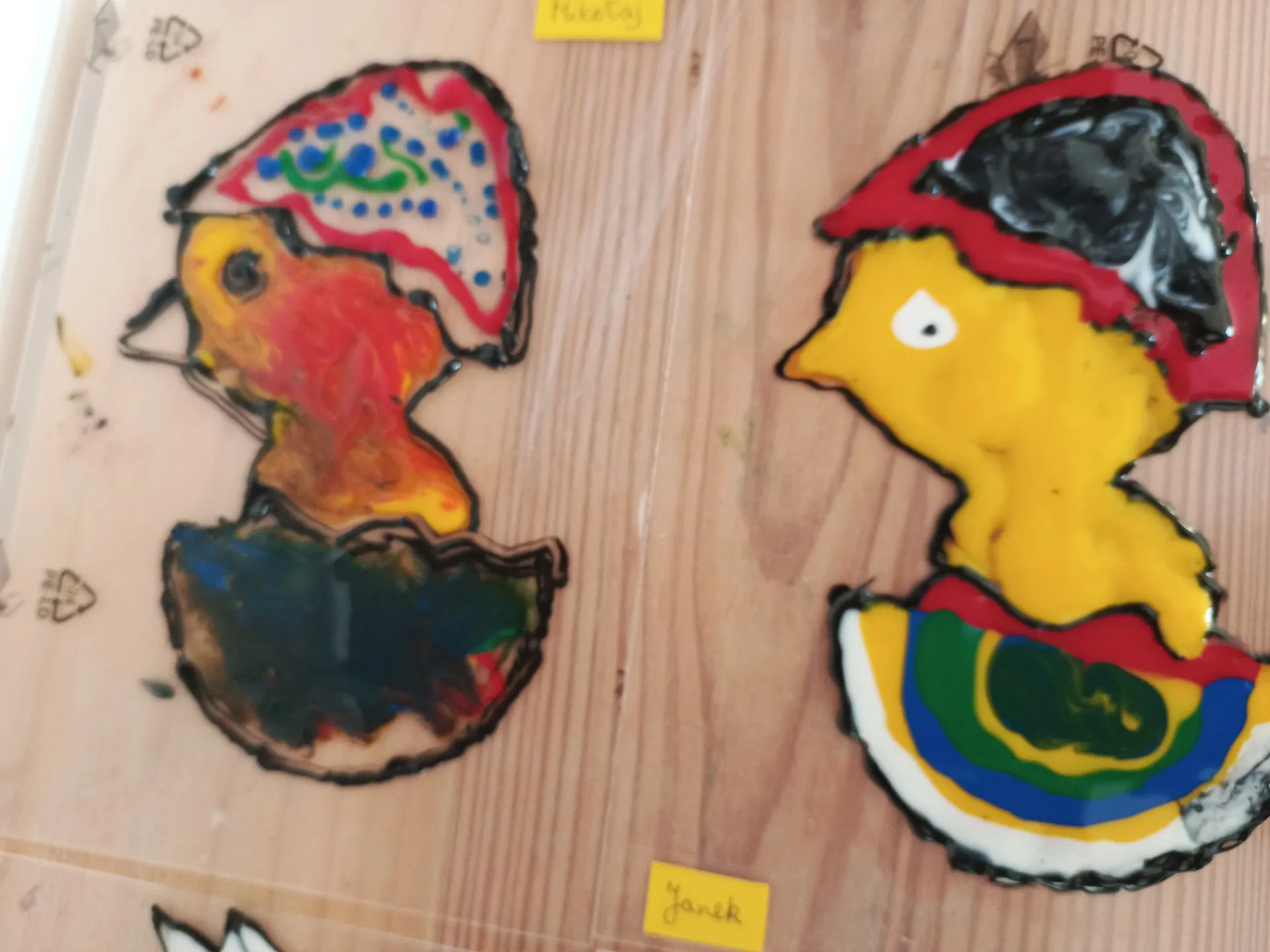 Uczniowie tworzący wiosenne witraże w ArtLab Centrum Wspierania Rodzin