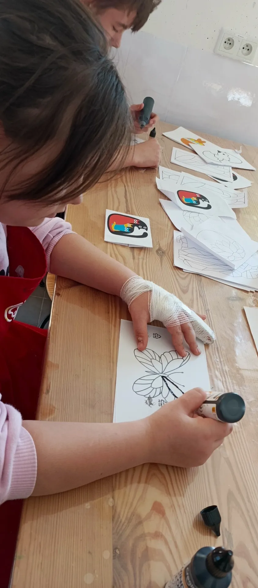 Uczniowie tworzący wiosenne witraże w ArtLab Centrum Wspierania Rodzin