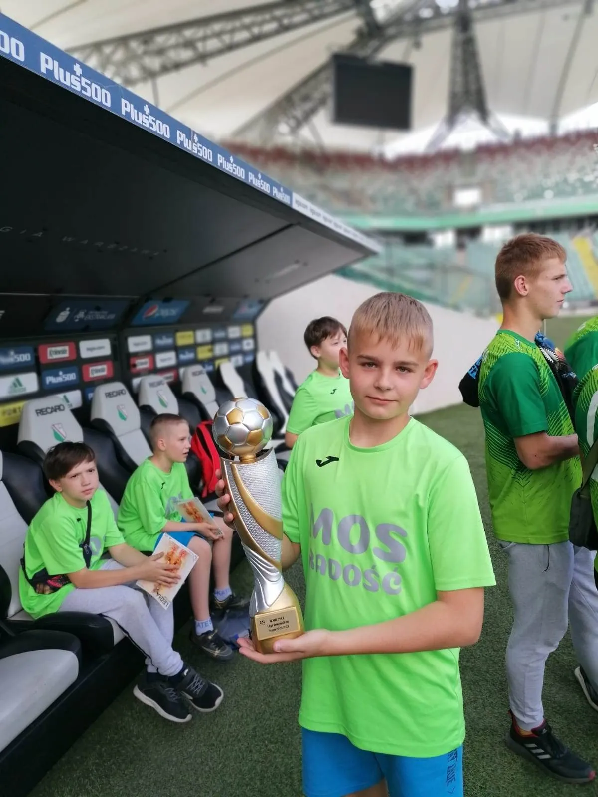 Chłopcy w strojach sportowych na stadionie Legii