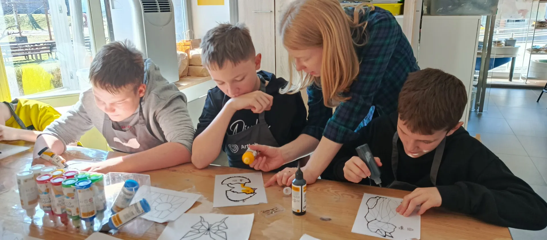 Uczniowie tworzący wiosenne witraże w ArtLab Centrum Wspierania Rodzin
