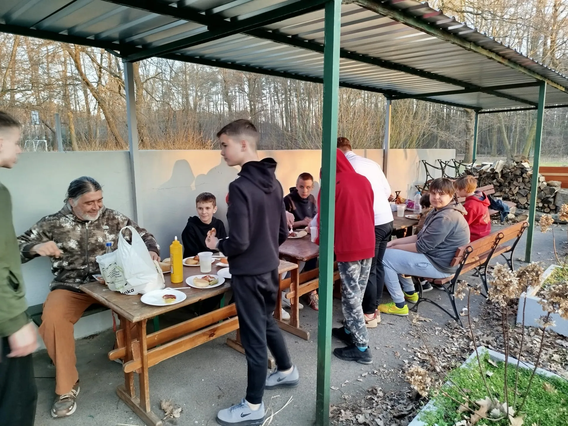 Uczniowie na wiosennym ognisku