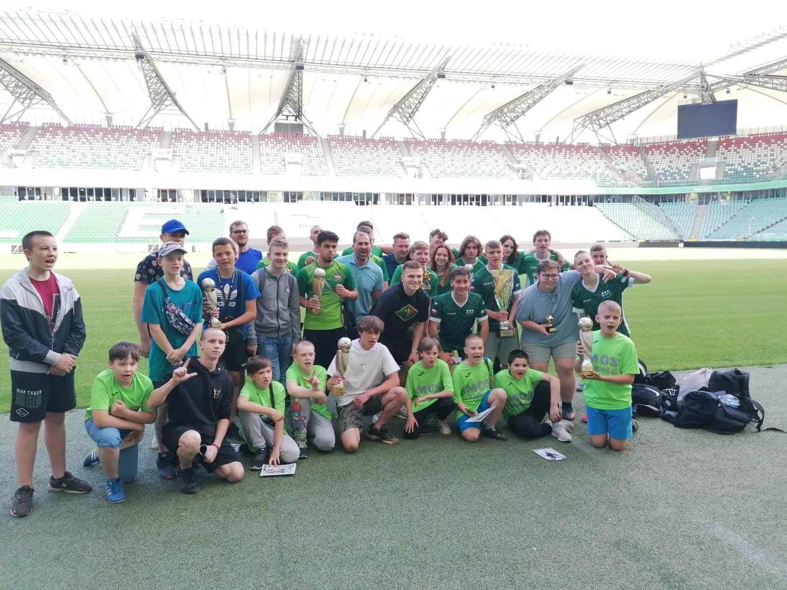 Chłopcy w strojach sportowych na stadionie Legii