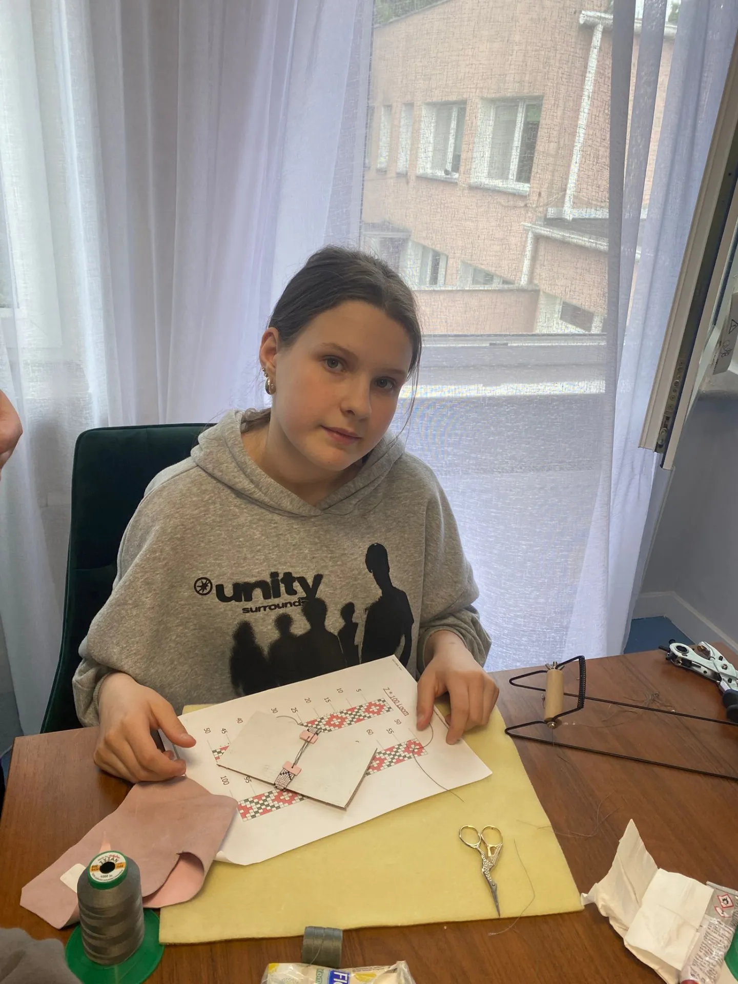 Uczniowie tworzące koralikowe bransoletki