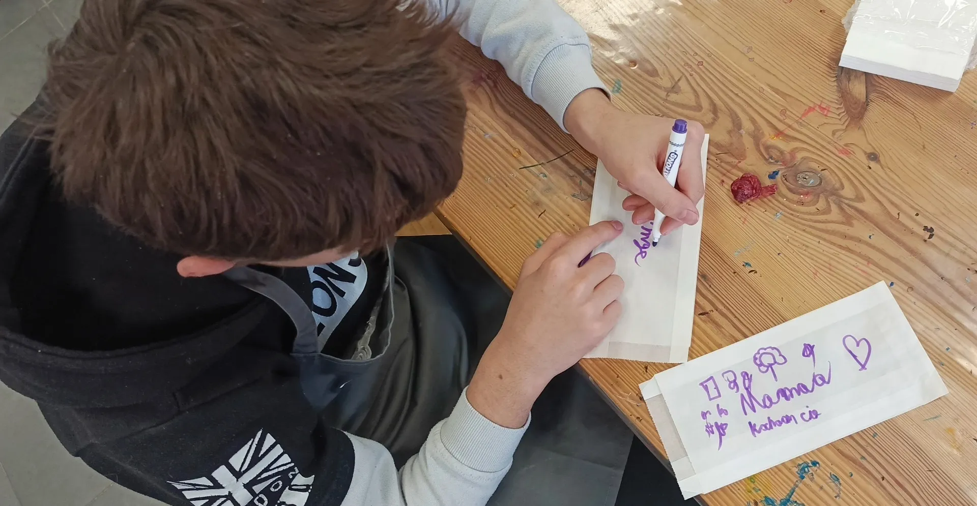 Uczniowie tworzą zimowe mydełka w ArtLab