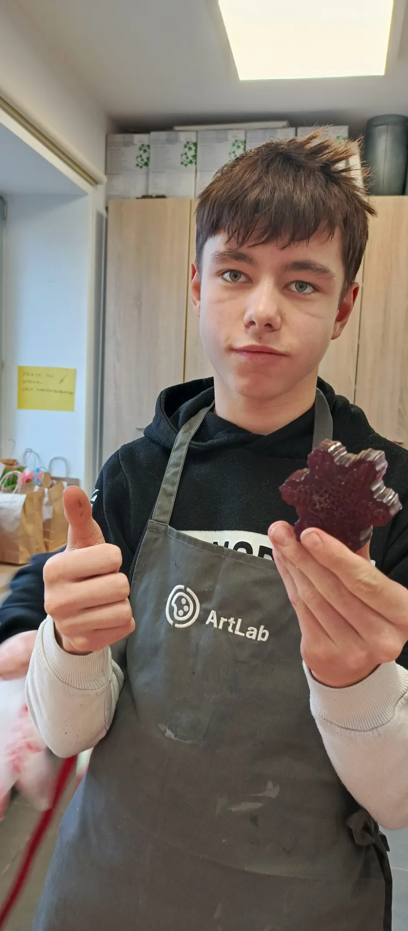 Uczniowie tworzą zimowe mydełka w ArtLab