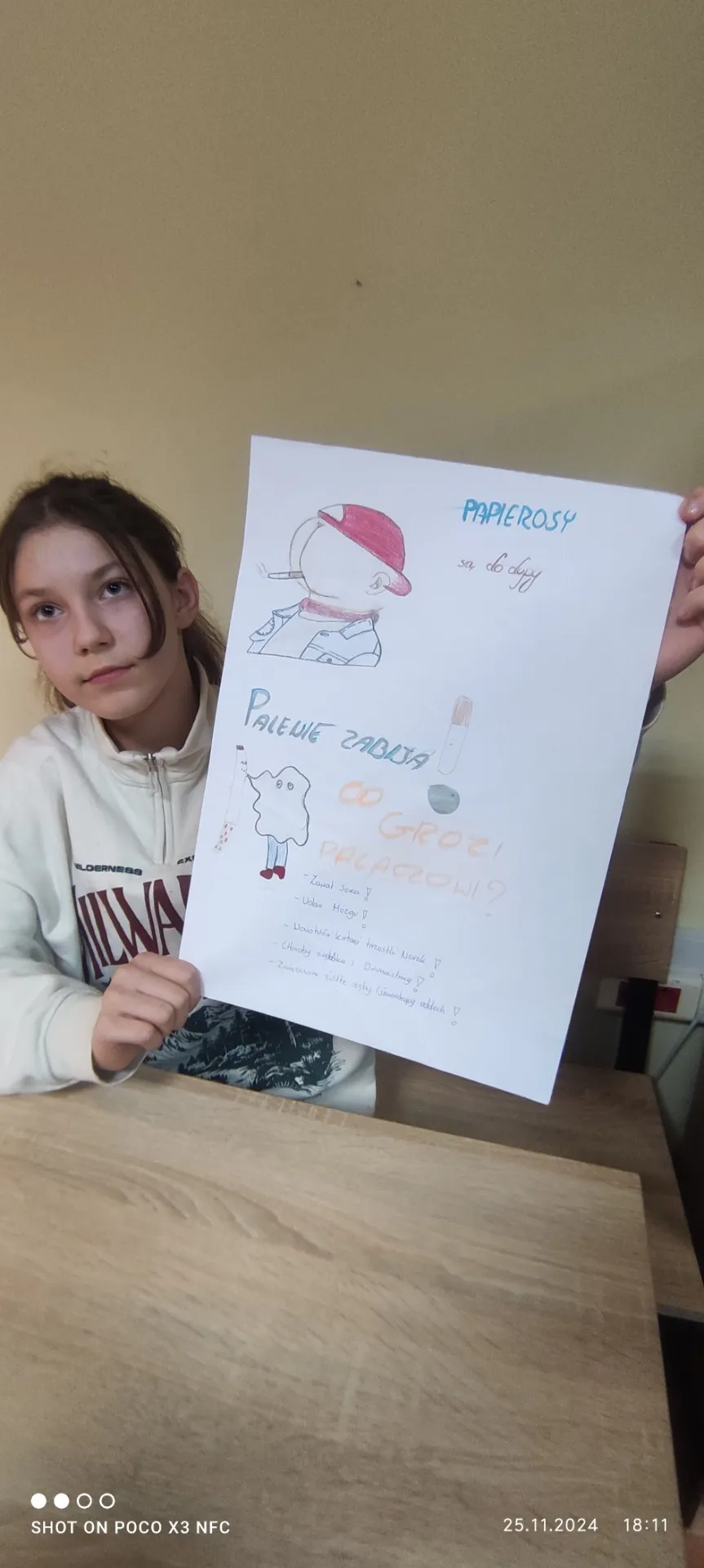 Plakaty - antyreklama papiersów przygotowane przez uczennice