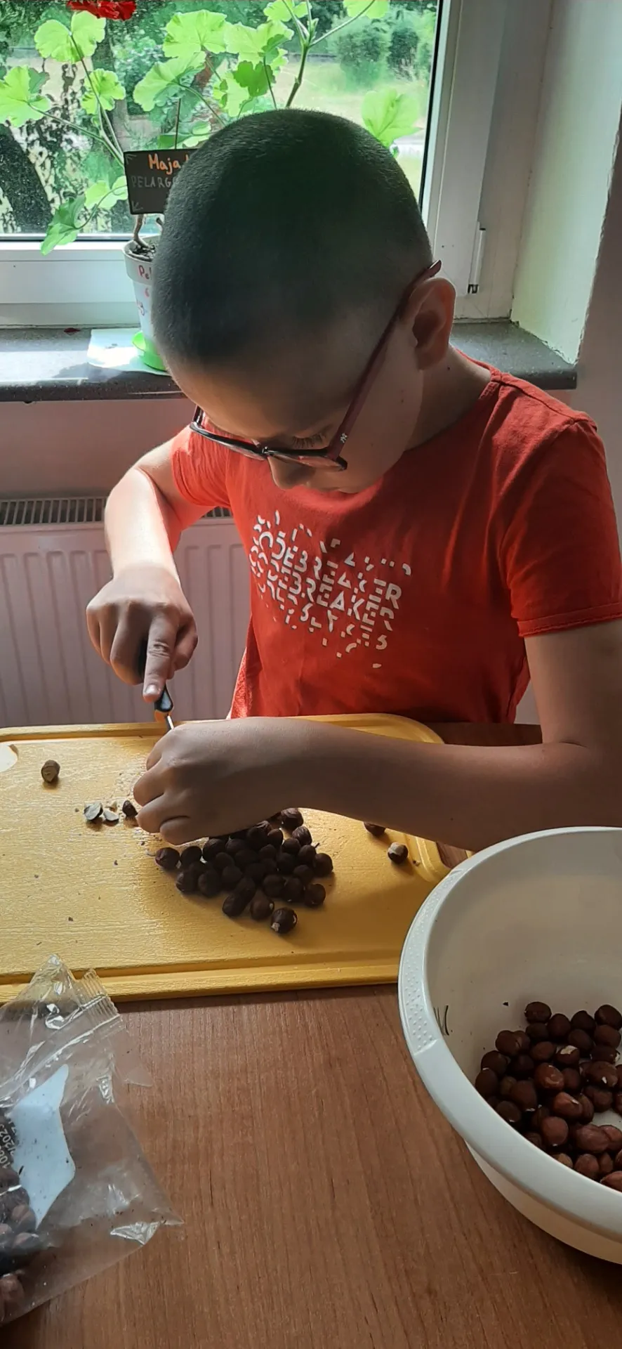Chłopiec przy pracach kulinarnych