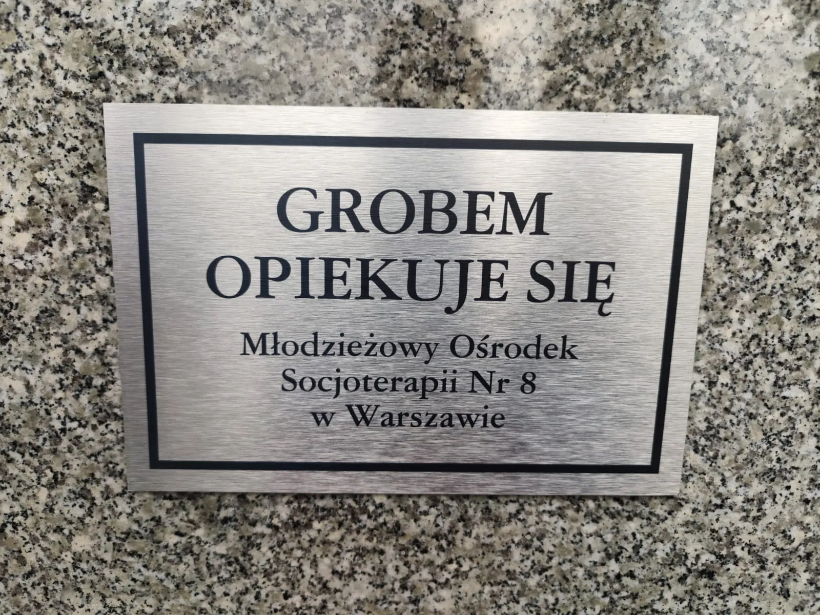 Uczniowie porządkują groby na cmentarzu w Radości przy Izbickiej i na Kirkucie przy Kwitnącej Akacji