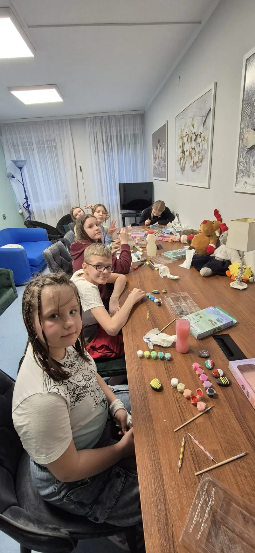 Uczniowie tworzą kamyki w ramach akcji #kamyczki