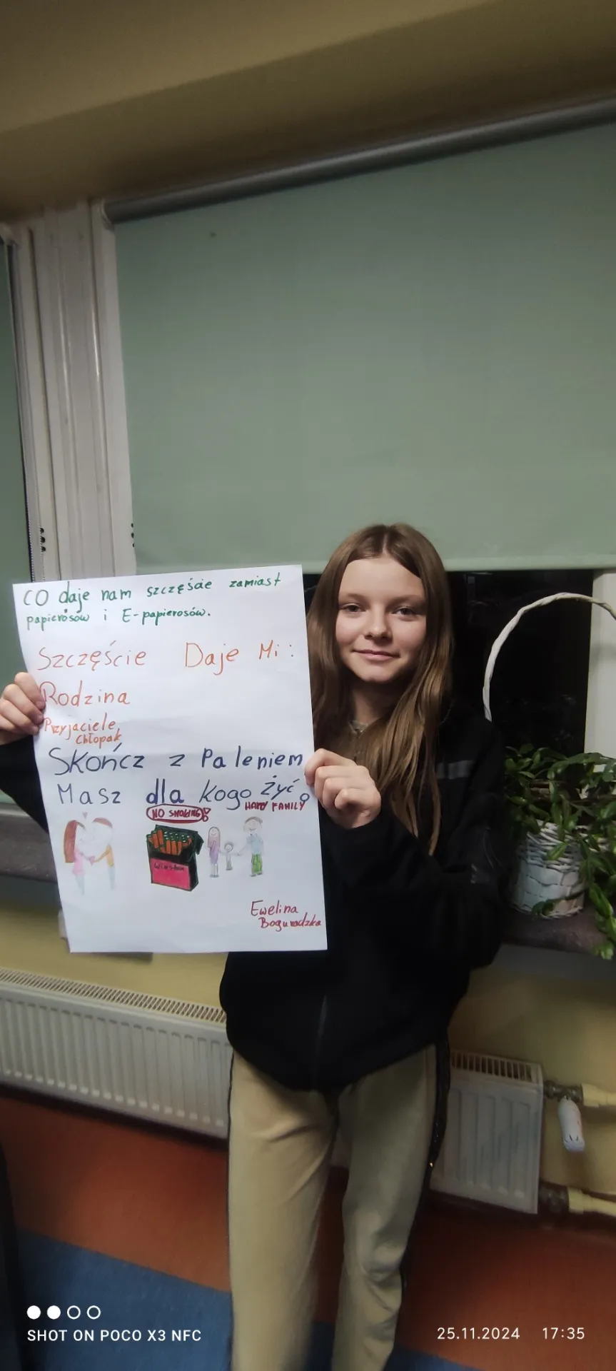 Plakaty - antyreklama papiersów przygotowane przez uczennice