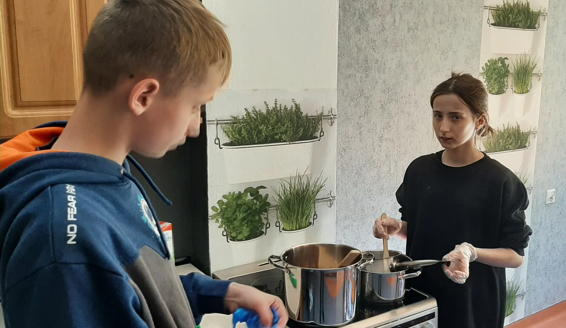 Przy stole w Radości