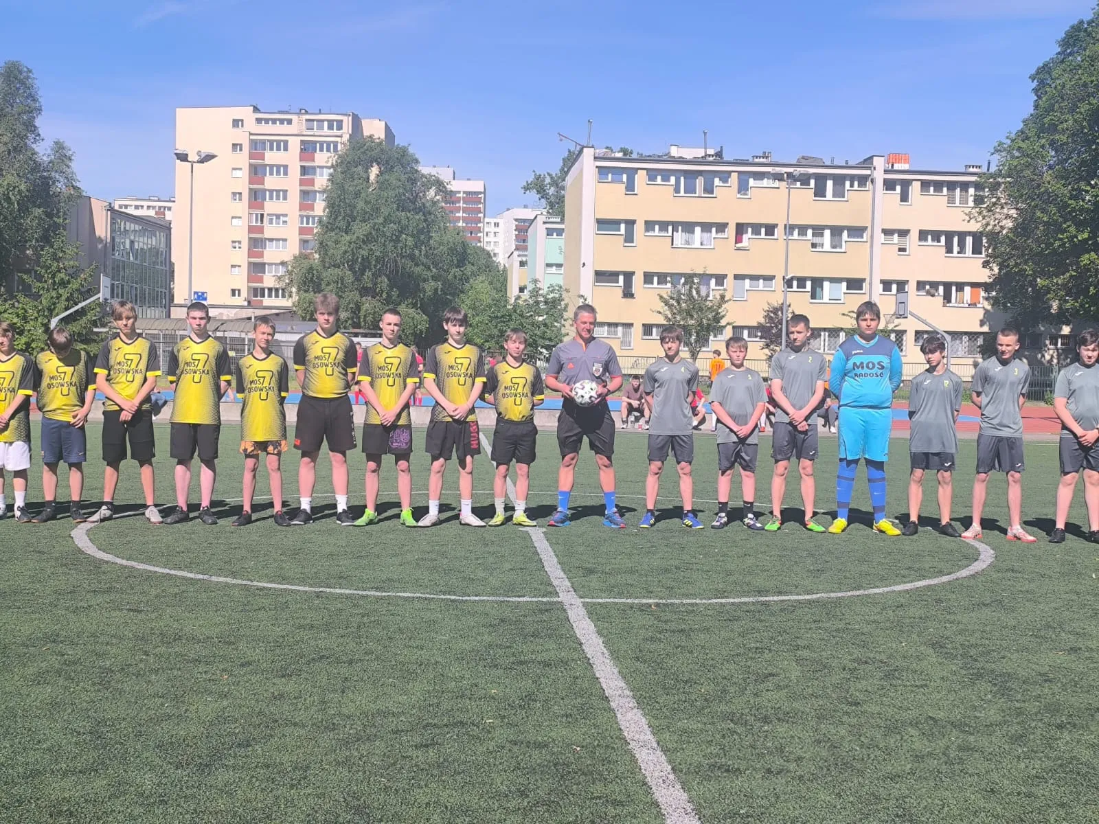 Uczniowie w trakcie rozgrywek sportowych