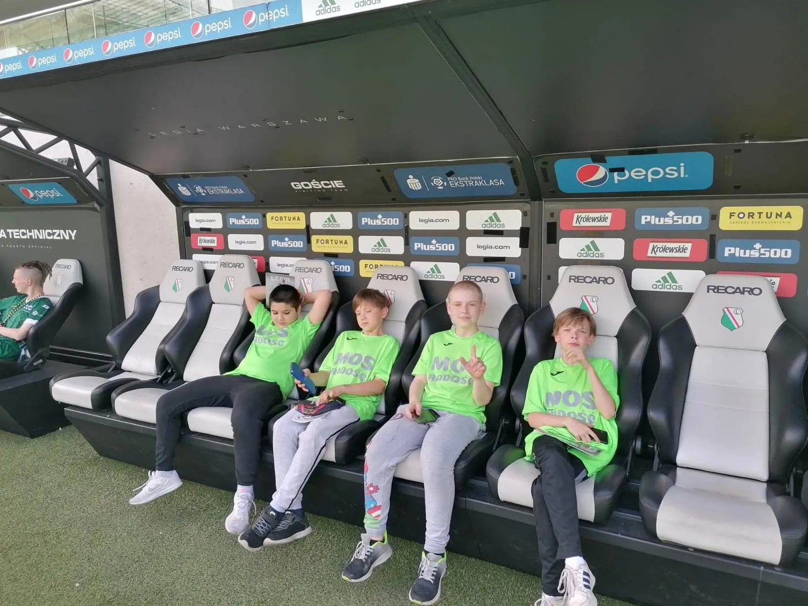 Chłopcy w strojach sportowych na stadionie Legii