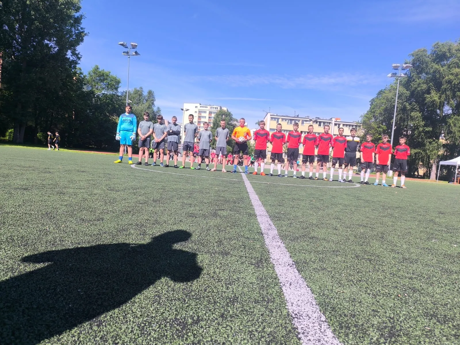 Uczniowie w trakcie rozgrywek sportowych