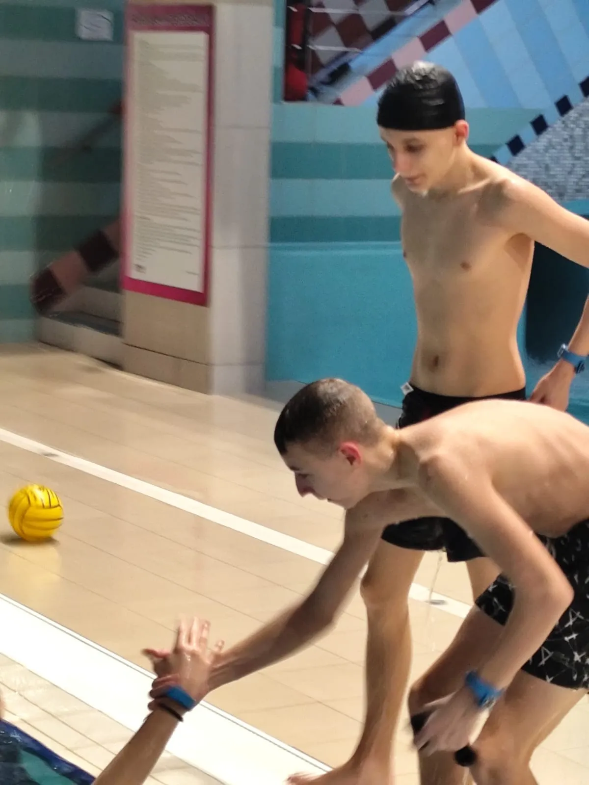 Uczniowie na basenie