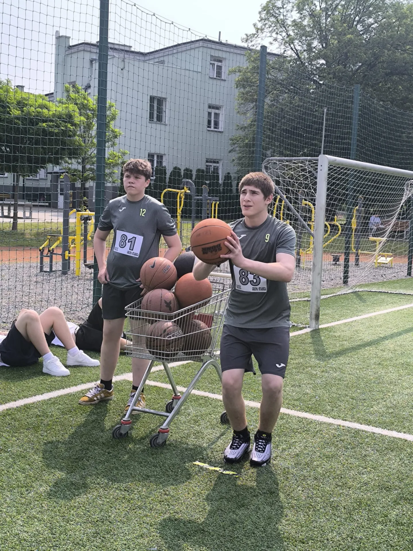 Uczniowie w trakcie rozgrywek sportowych