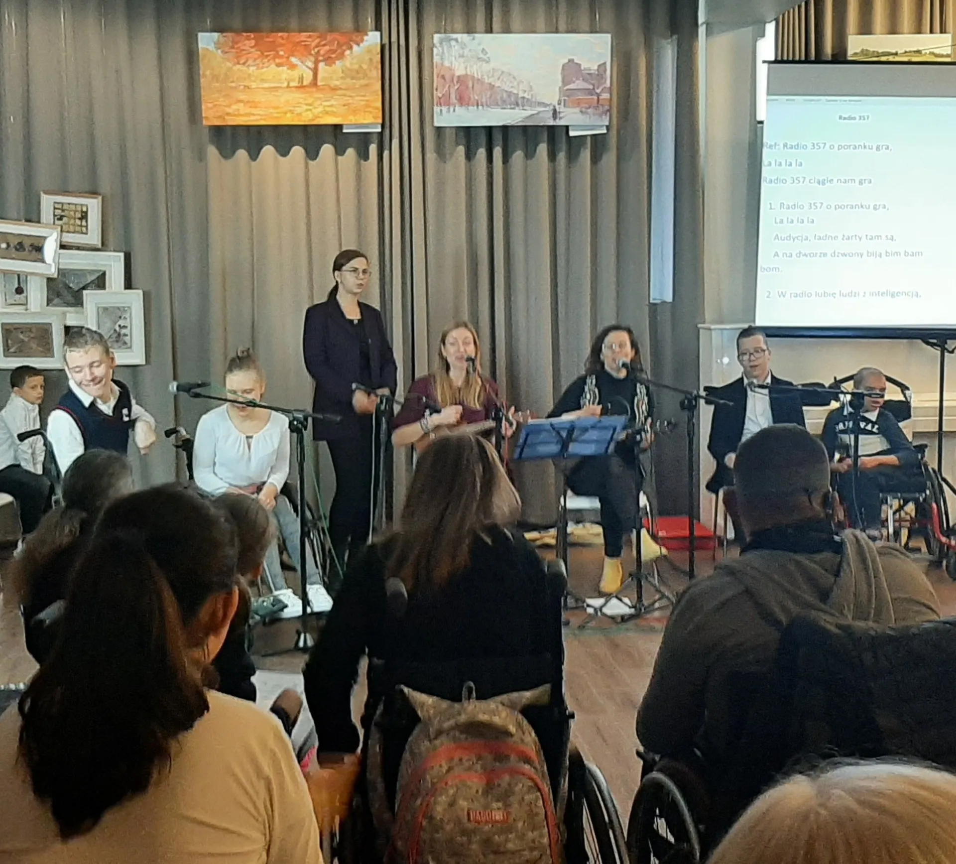 Koncert młodzieży z głęboką niepełnosprawnością.