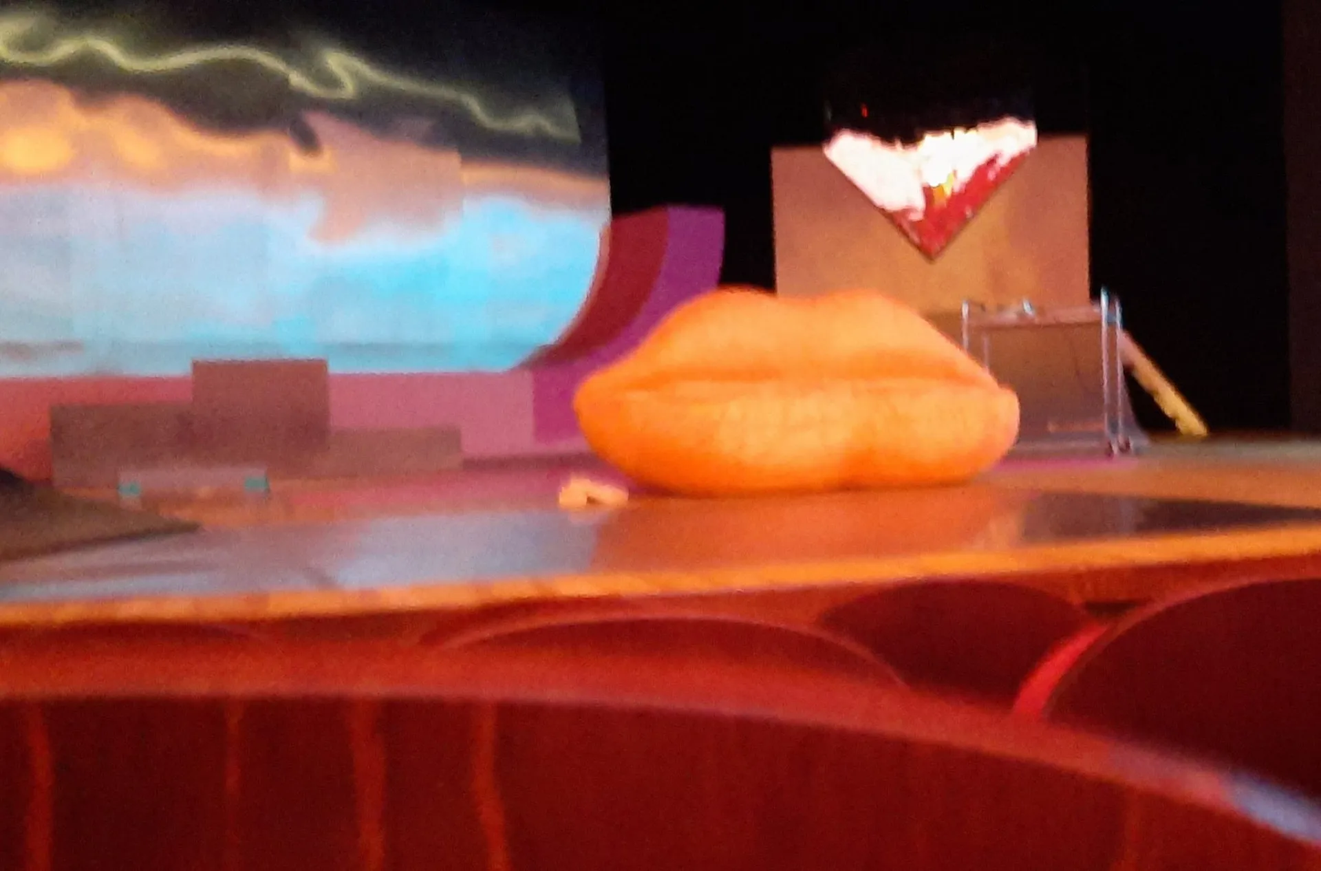 Uczniowie na spektaklu "Pasztety, do boju" w Teatrze Komedia