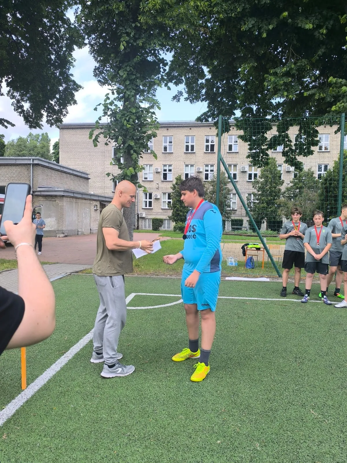 Uczniowie w trakcie rozgrywek sportowych