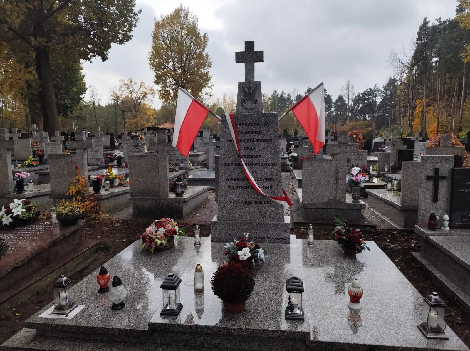 Uczniowie porządkują groby na cmentarzu w Radości przy Izbickiej i na Kirkucie przy Kwitnącej Akacji