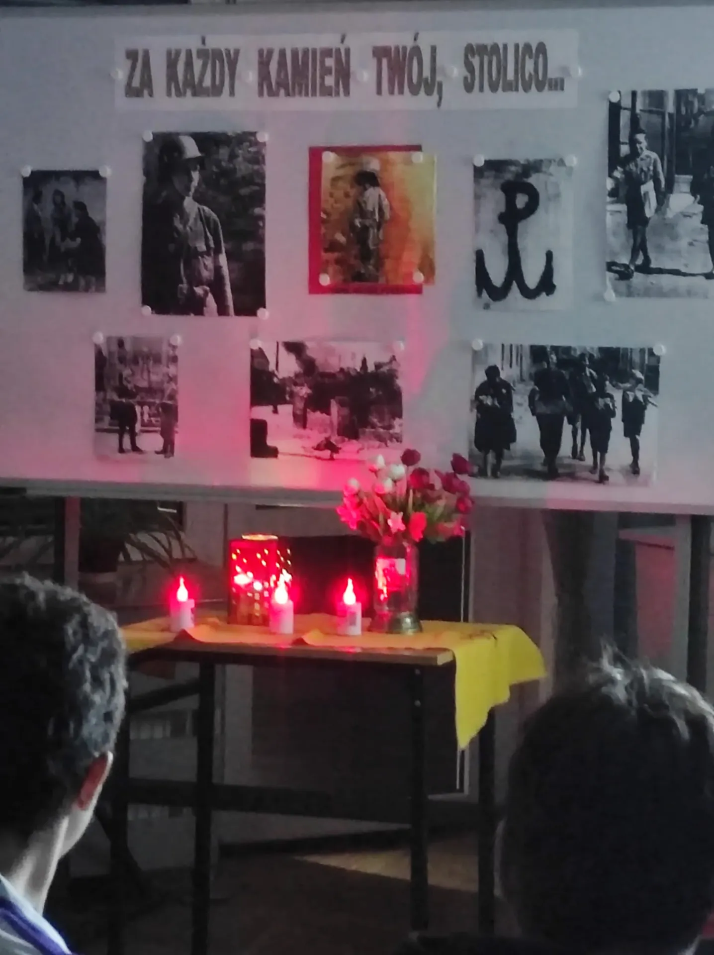 Projekcja prezentacji o Powstaniu Warszawskim