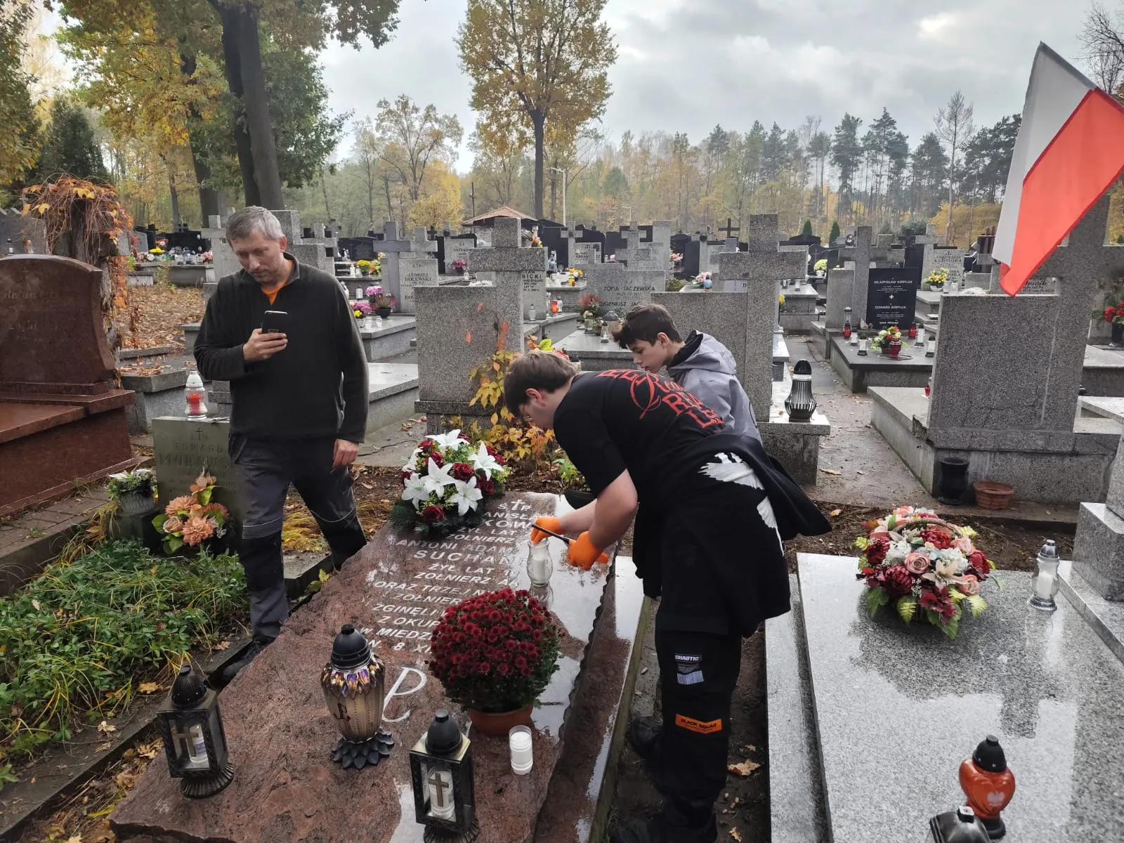 Uczniowie porządkują groby na cmentarzu w Radości przy Izbickiej i na Kirkucie przy Kwitnącej Akacji