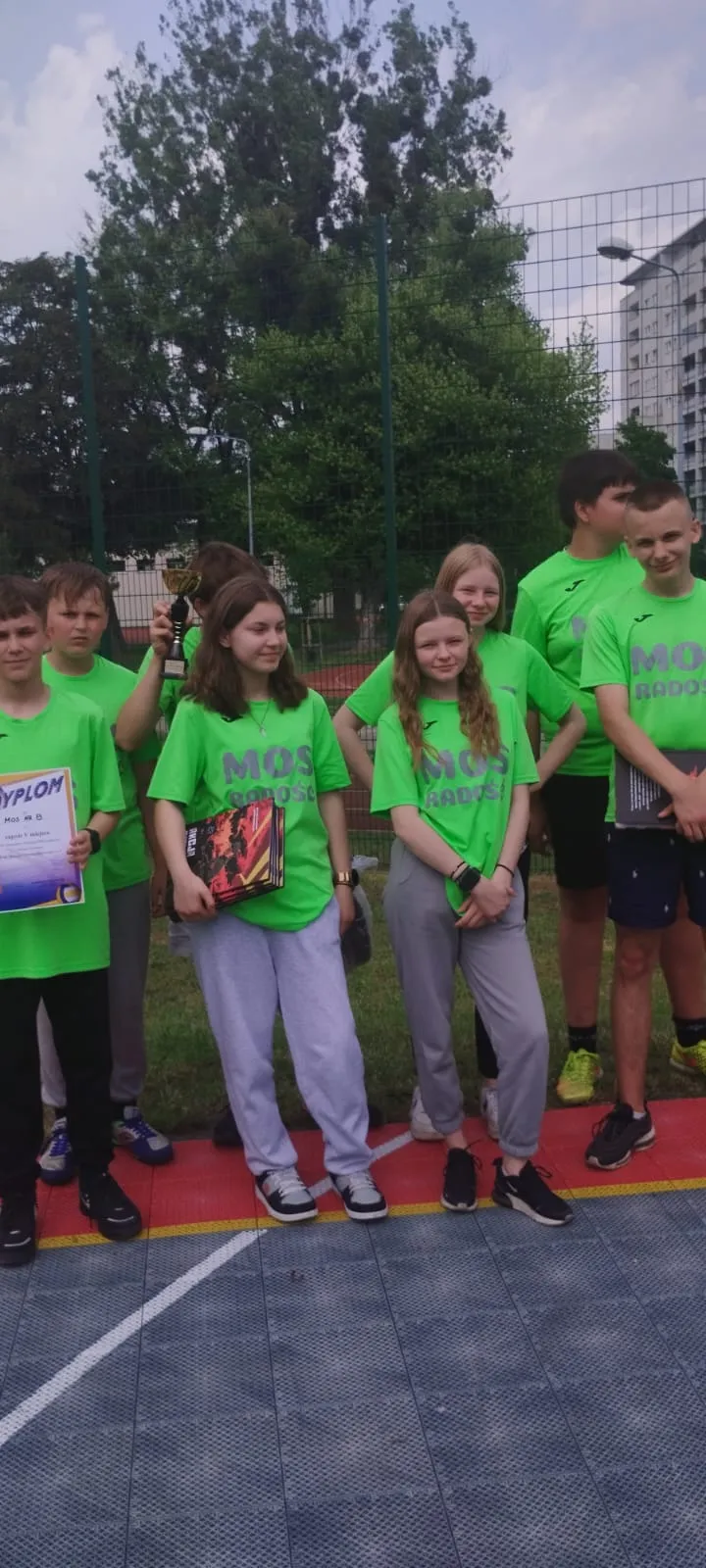 Uczniowie w trakcie rozgrywek sportowych
