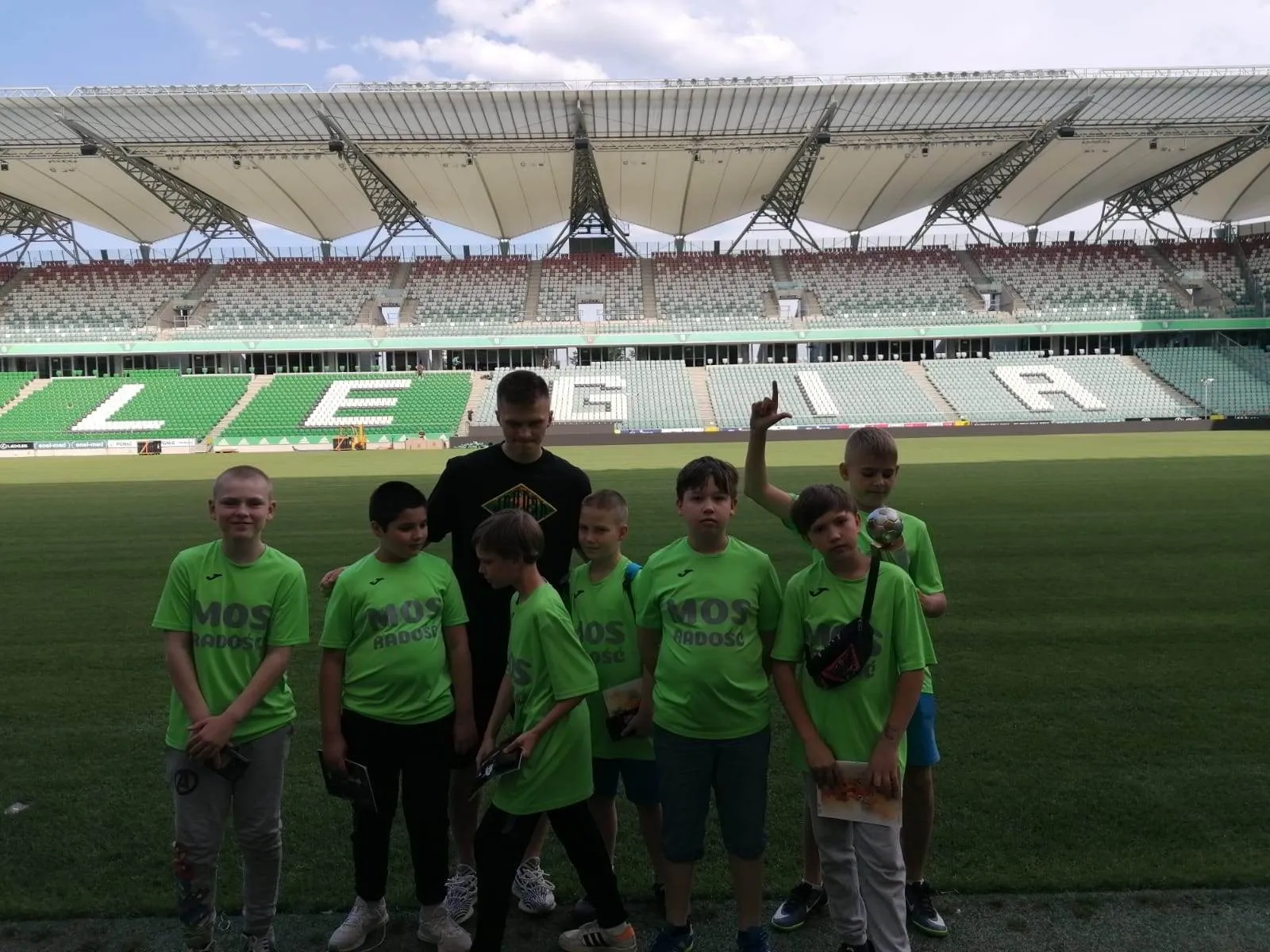 Chłopcy w strojach sportowych na stadionie Legii