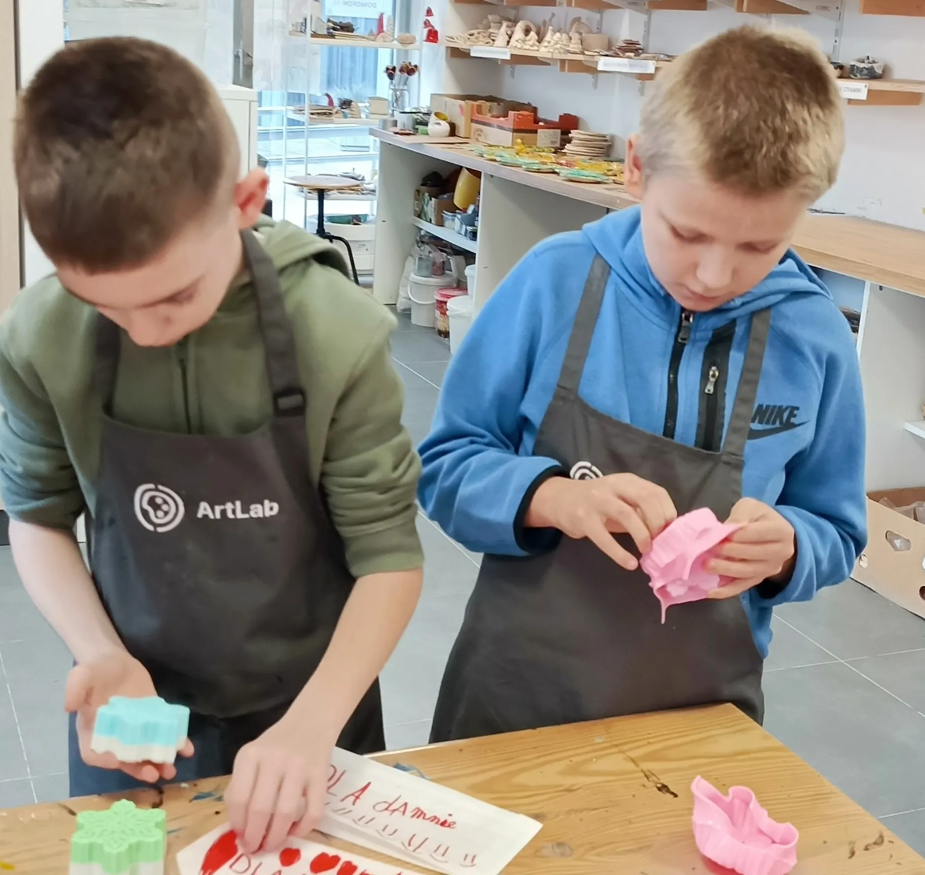 Uczniowie tworzą zimowe mydełka w ArtLab