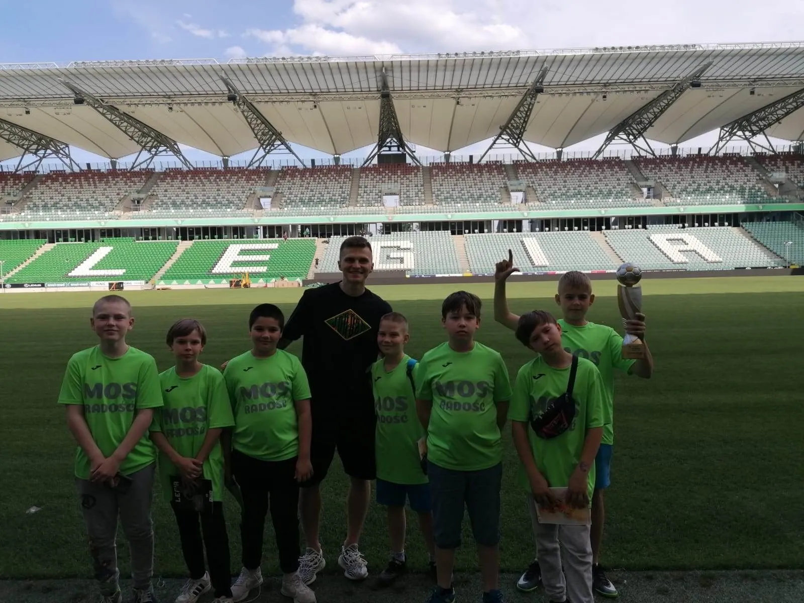 Chłopcy w strojach sportowych na stadionie Legii