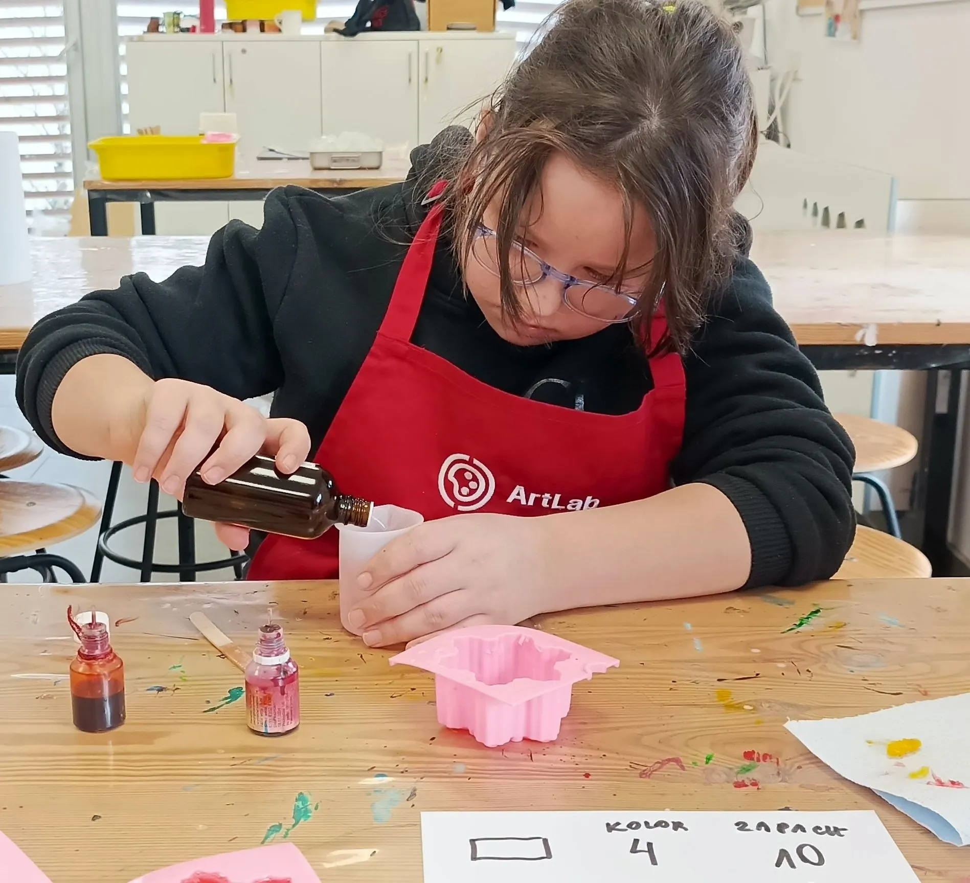 Uczniowie tworzą zimowe mydełka w ArtLab