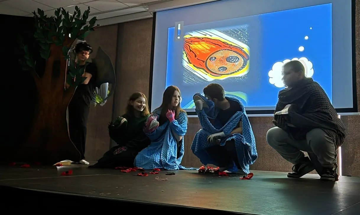 Premiera spektaklu "Prawdziwa historia dinozaurów" grupy Socjokurtyna