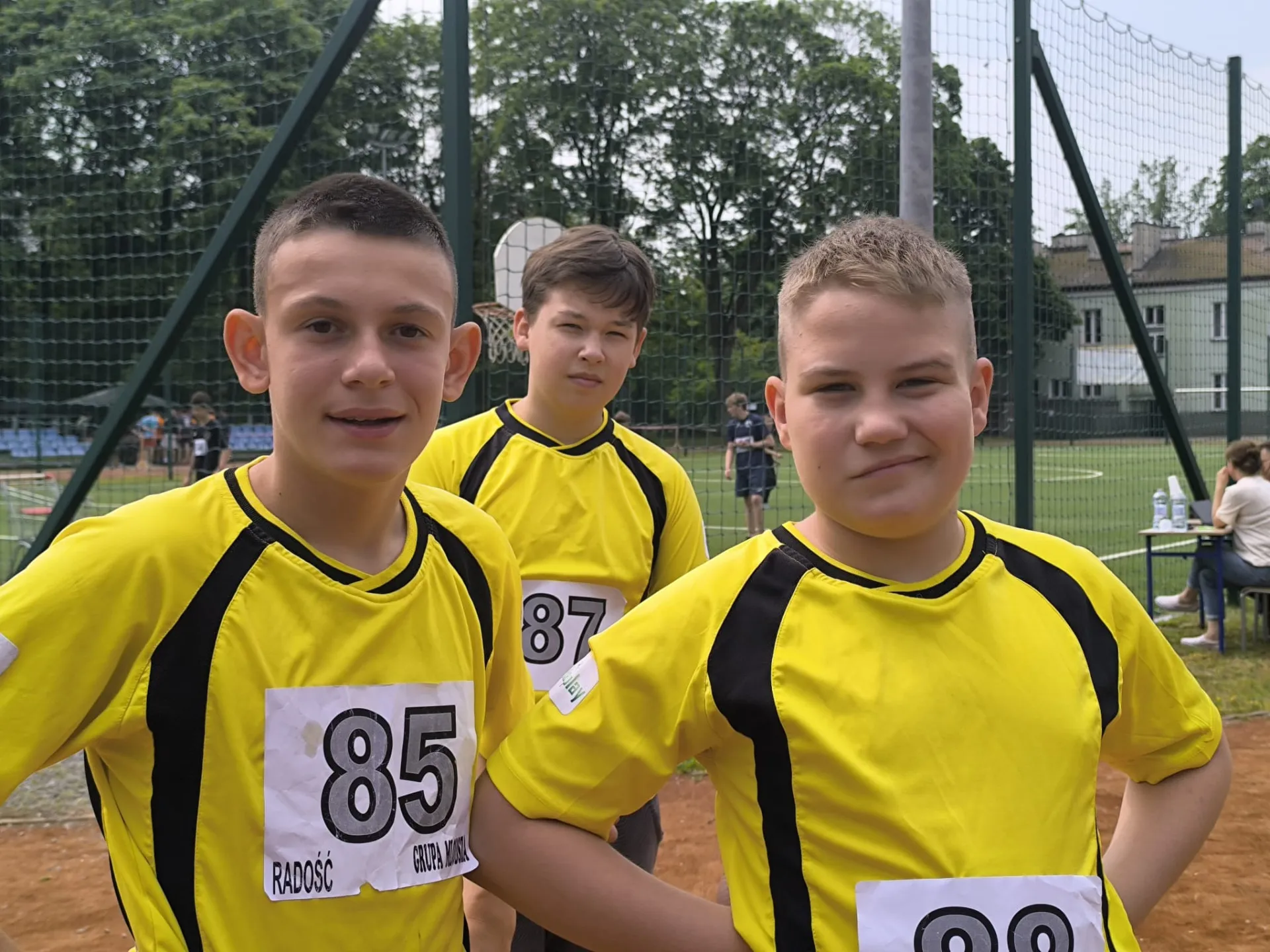 Uczniowie w trakcie rozgrywek sportowych
