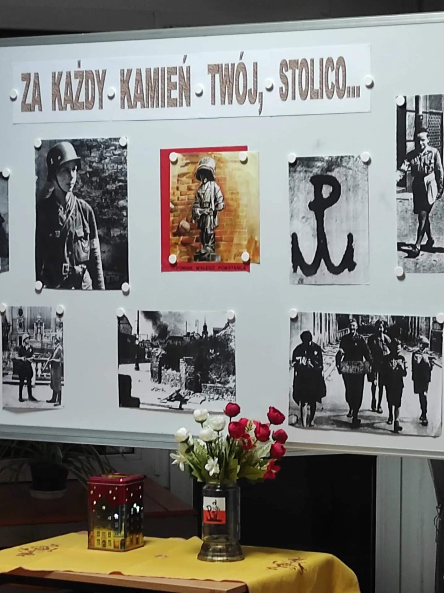 Projekcja prezentacji o Powstaniu Warszawskim