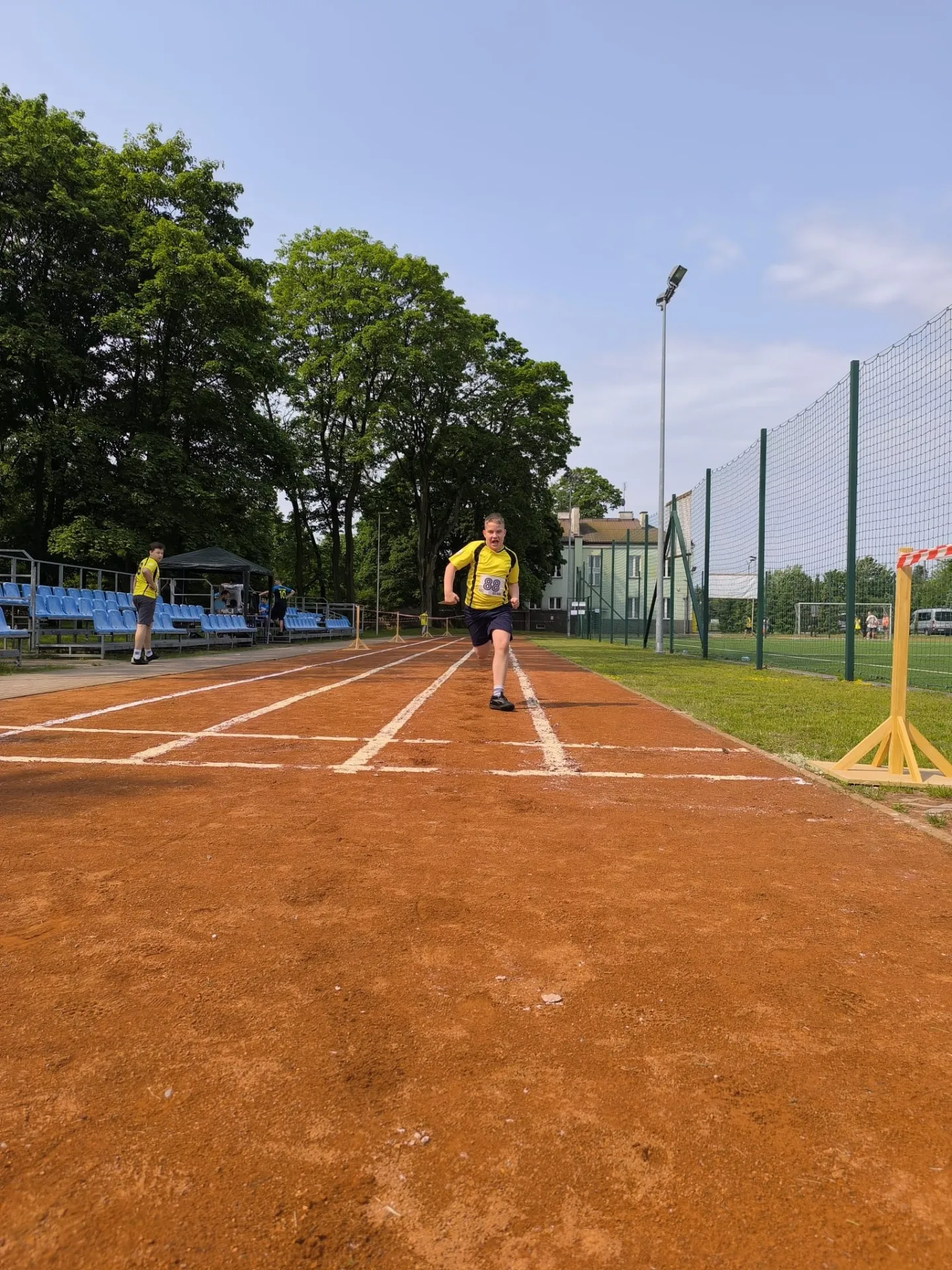 Uczniowie w trakcie rozgrywek sportowych