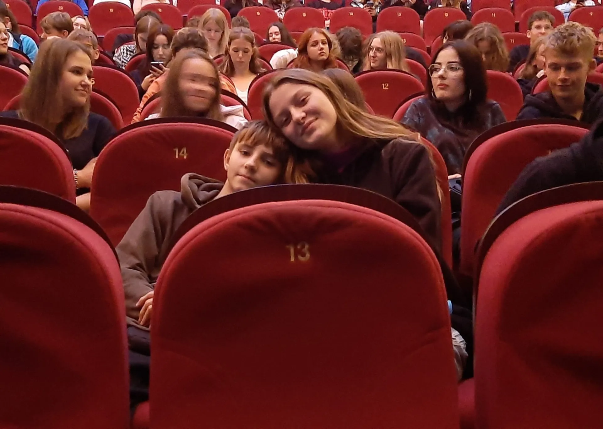 Uczniowie na spektaklu "Pasztety, do boju" w Teatrze Komedia