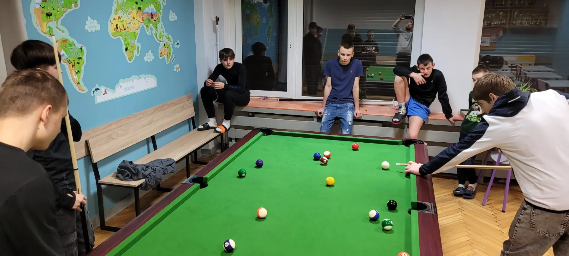 Uczniowie grają w bilard