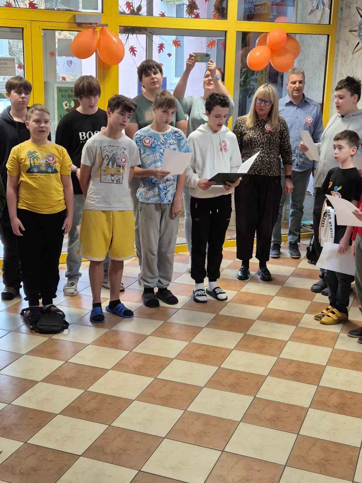 Uczniowie odśpiewujący hymn Polski