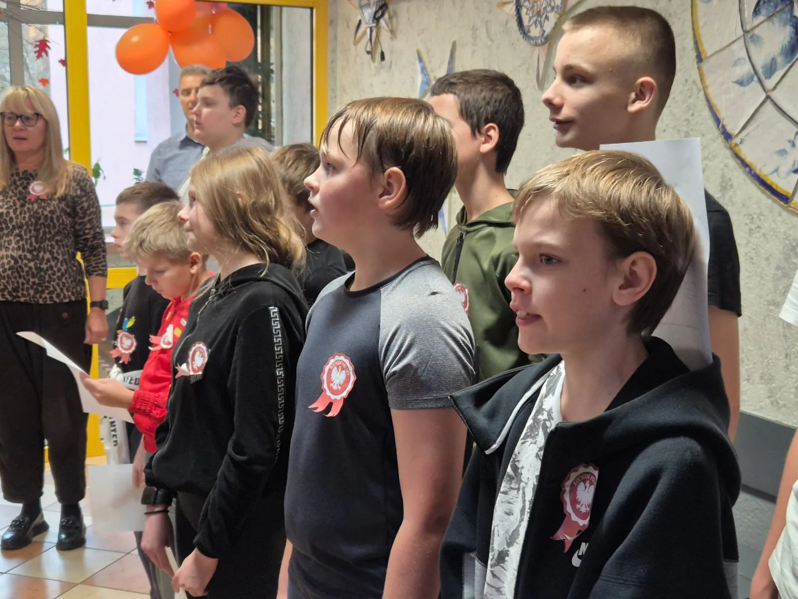 Uczniowie odśpiewujący hymn Polski