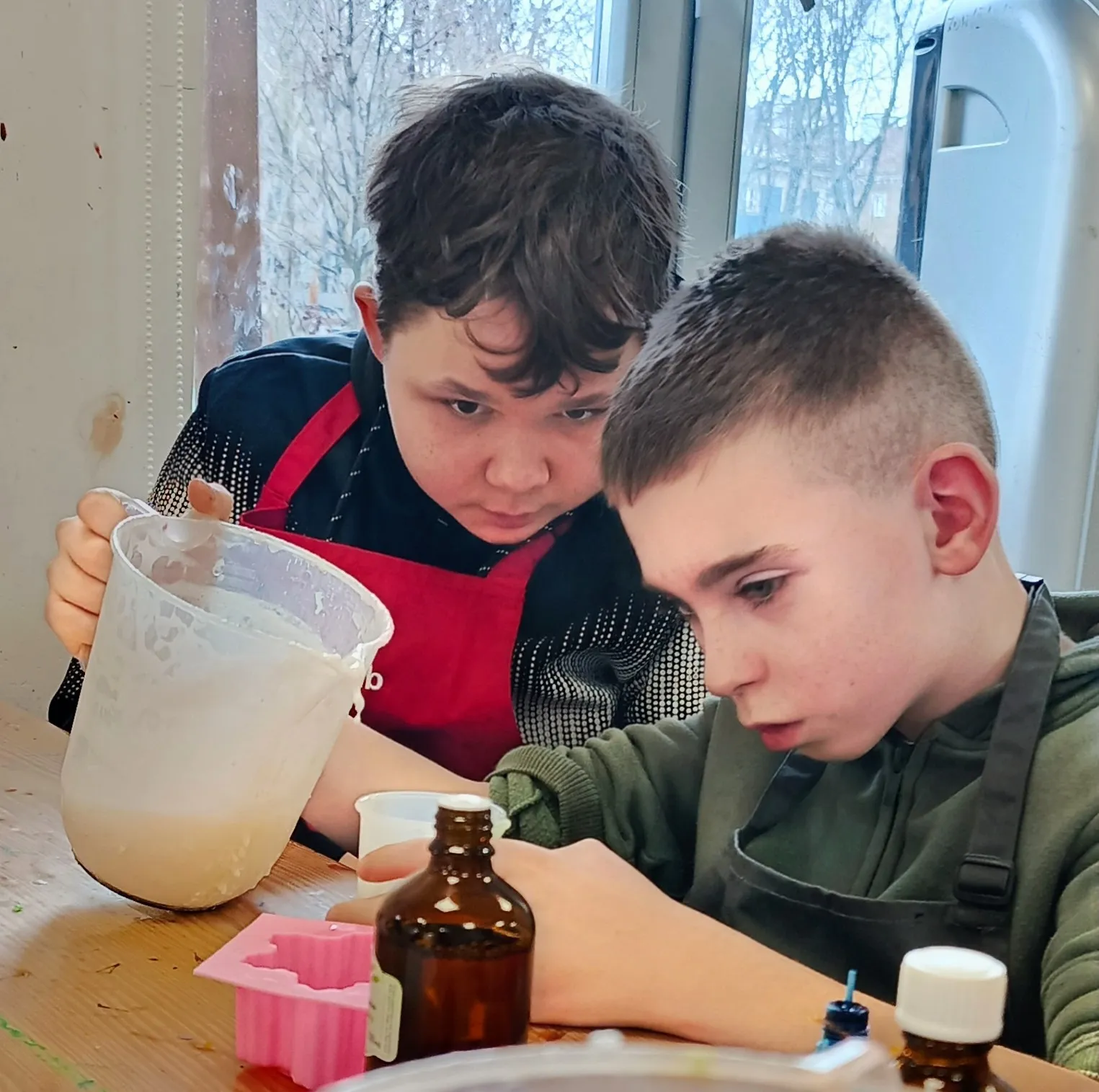 Uczniowie tworzą zimowe mydełka w ArtLab