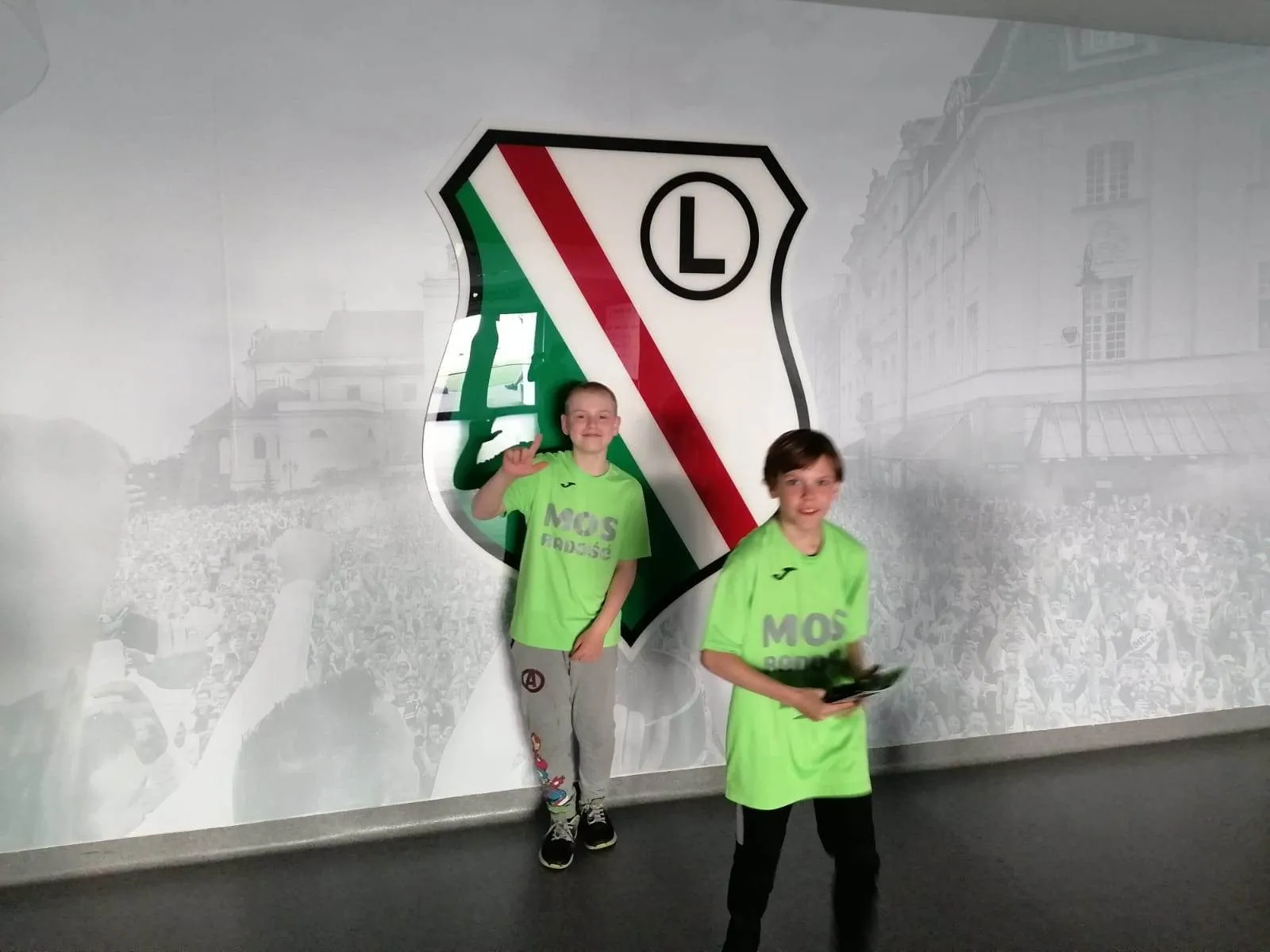 Chłopcy w strojach sportowych na stadionie Legii