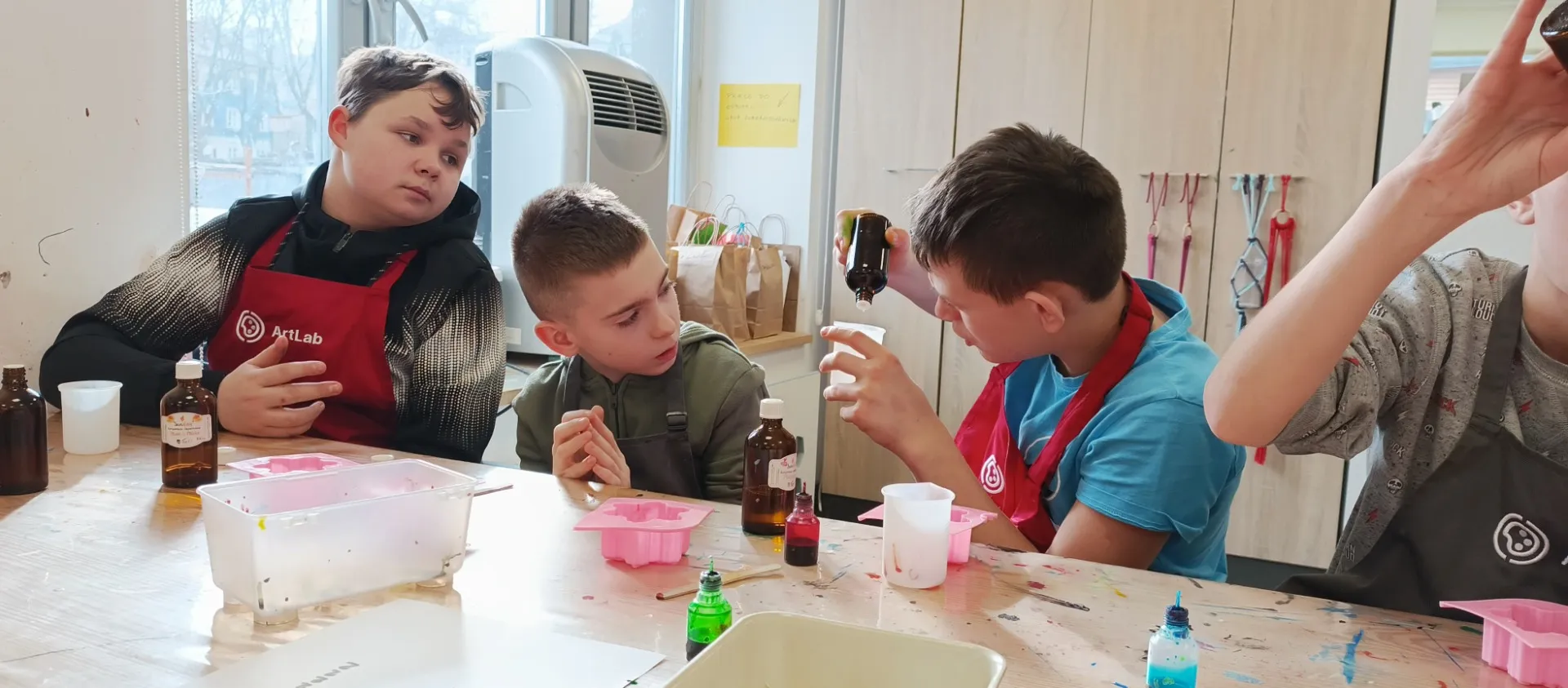Uczniowie tworzą zimowe mydełka w ArtLab