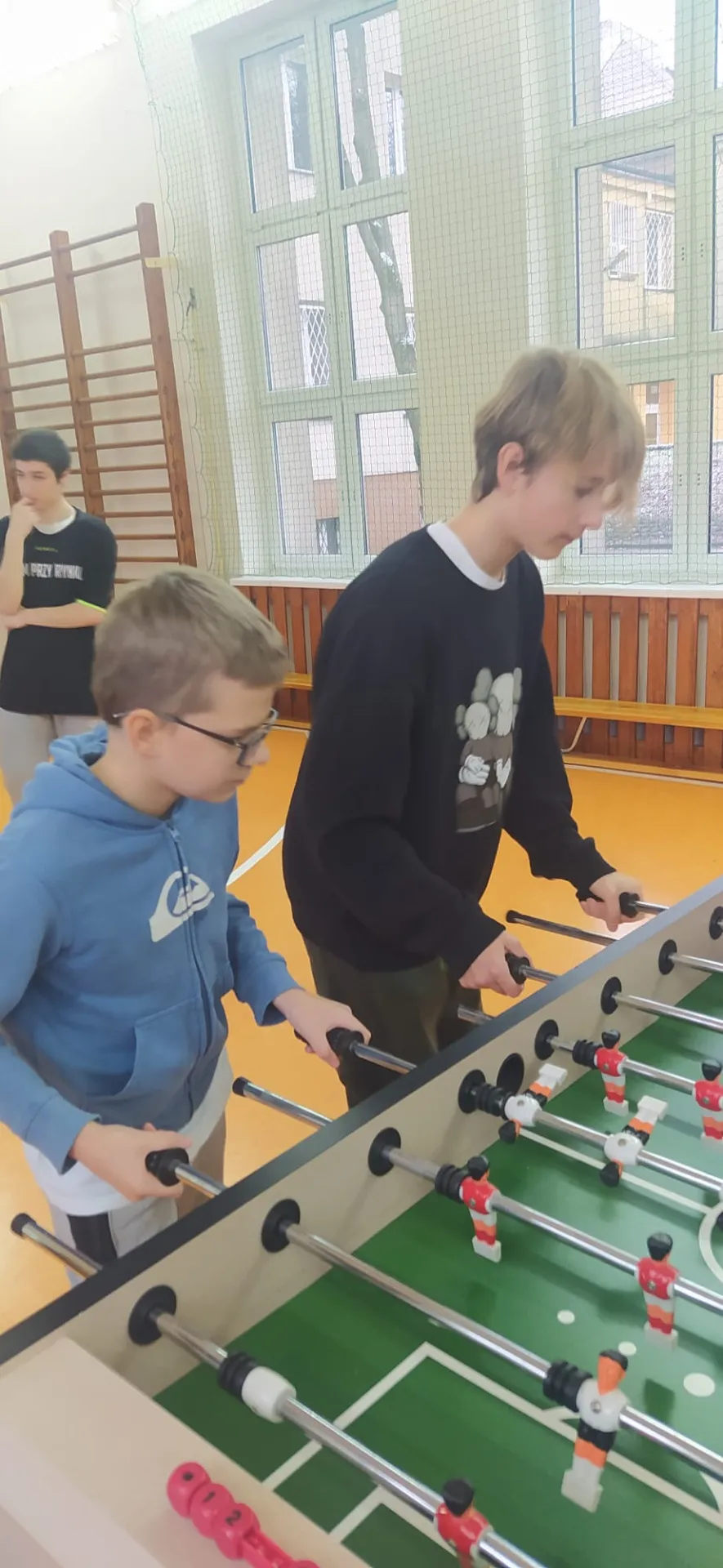 Zawody piłkarzyków w szkole na Bonifacego