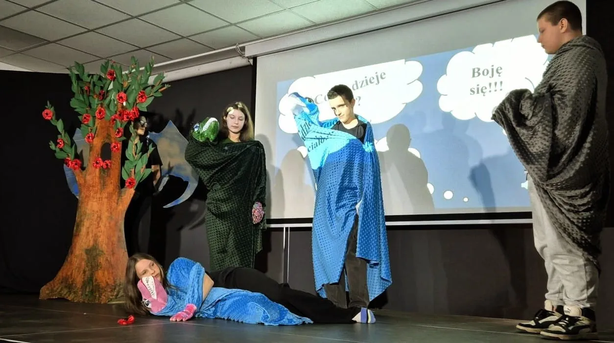 Premiera spektaklu "Prawdziwa historia dinozaurów" grupy Socjokurtyna