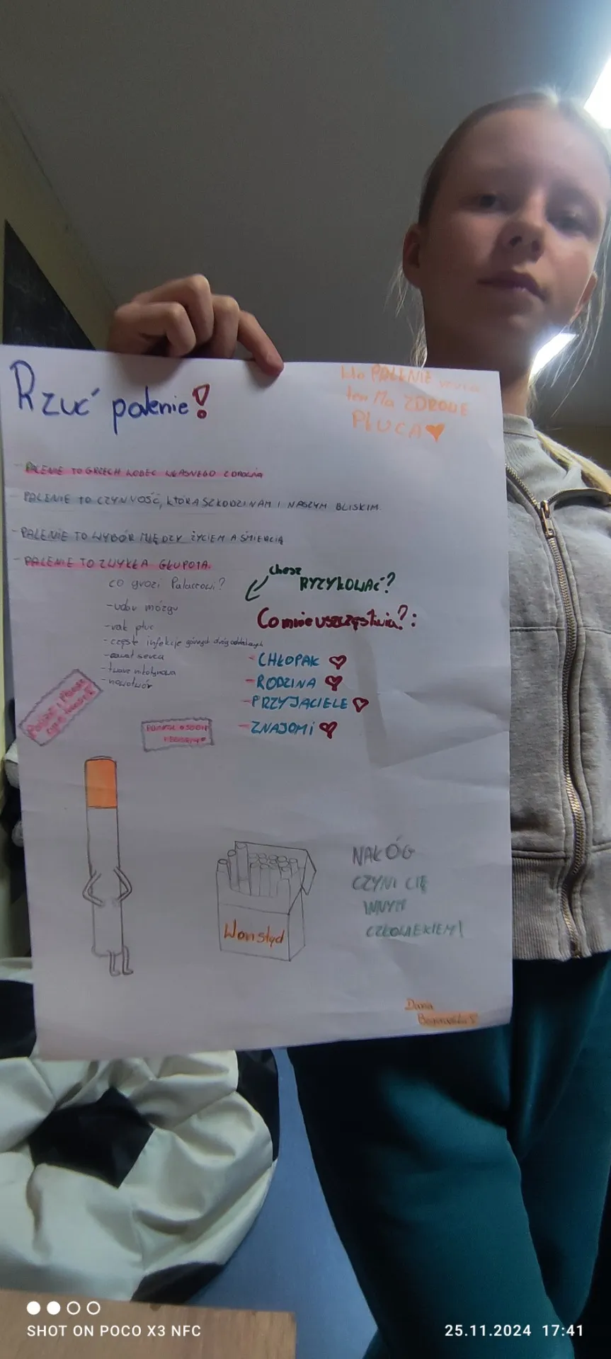 Plakaty - antyreklama papiersów przygotowane przez uczennice