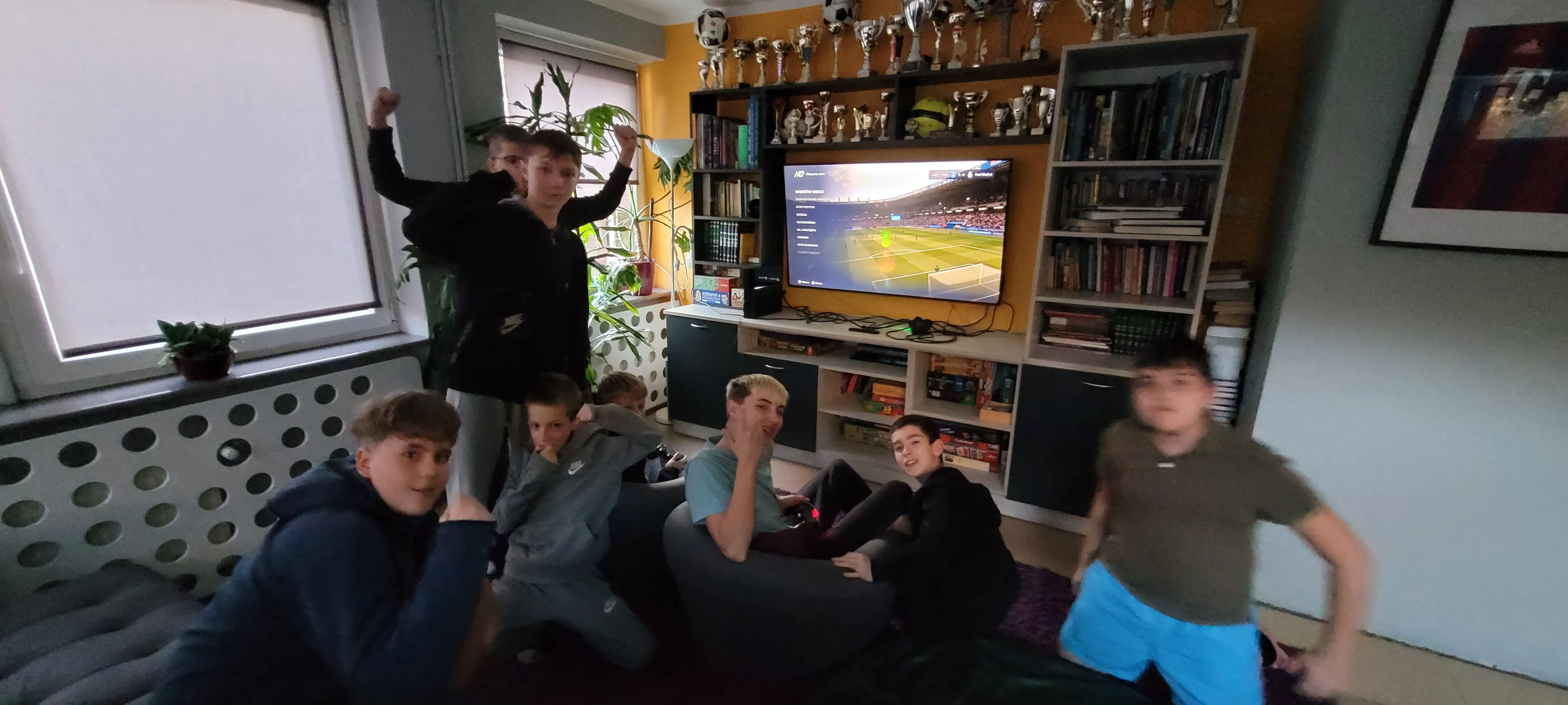 wychowankowie przy konsoli